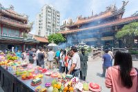 Longshan-Tempel. Hier werden ein paar Räucherstäbchen geopfert und weiter zum ...